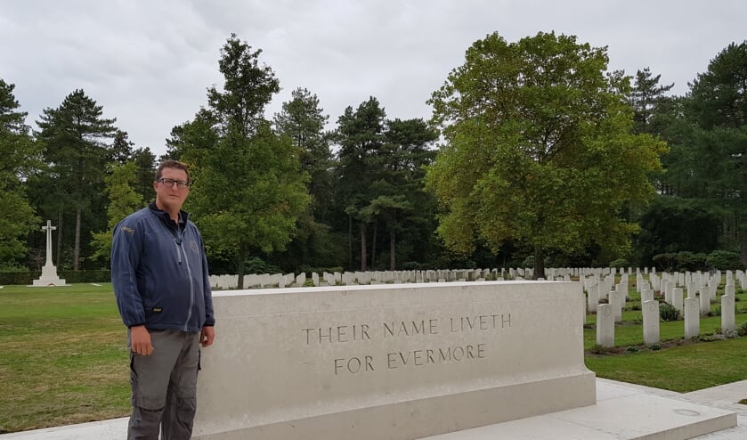 Martin Stumpel bij het monument op het Canadese ereveld in Bergen op Zoom. FOTO EUGÈNE DE KOK