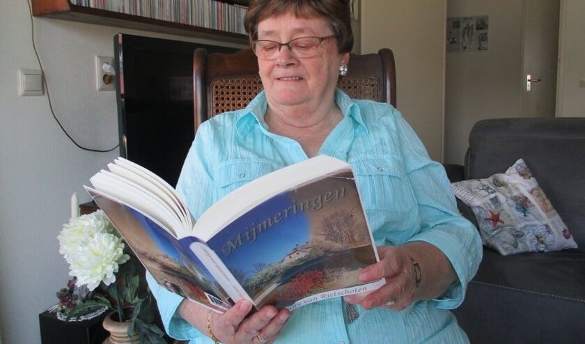 Janny van Rietschoten aan het lezen in Mijmeringen.