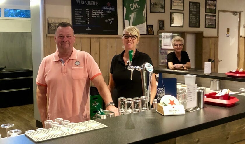 Coördinator Sjef van Merriënboer met barmedewerkers Nancy en Sophia zijn er weer klaar voor om de mensen te bedienen.