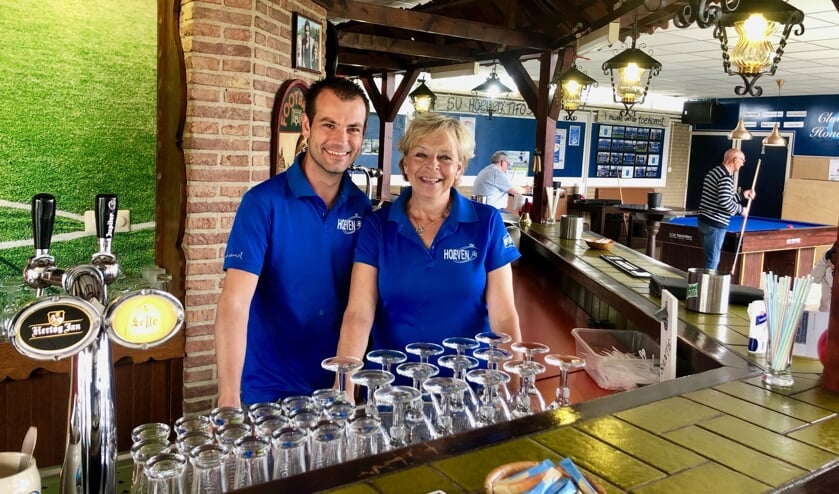 In passende kledij zorgen Ferdy en Dimphie al jarenlang voor de kantine van V.V. Hoeven.