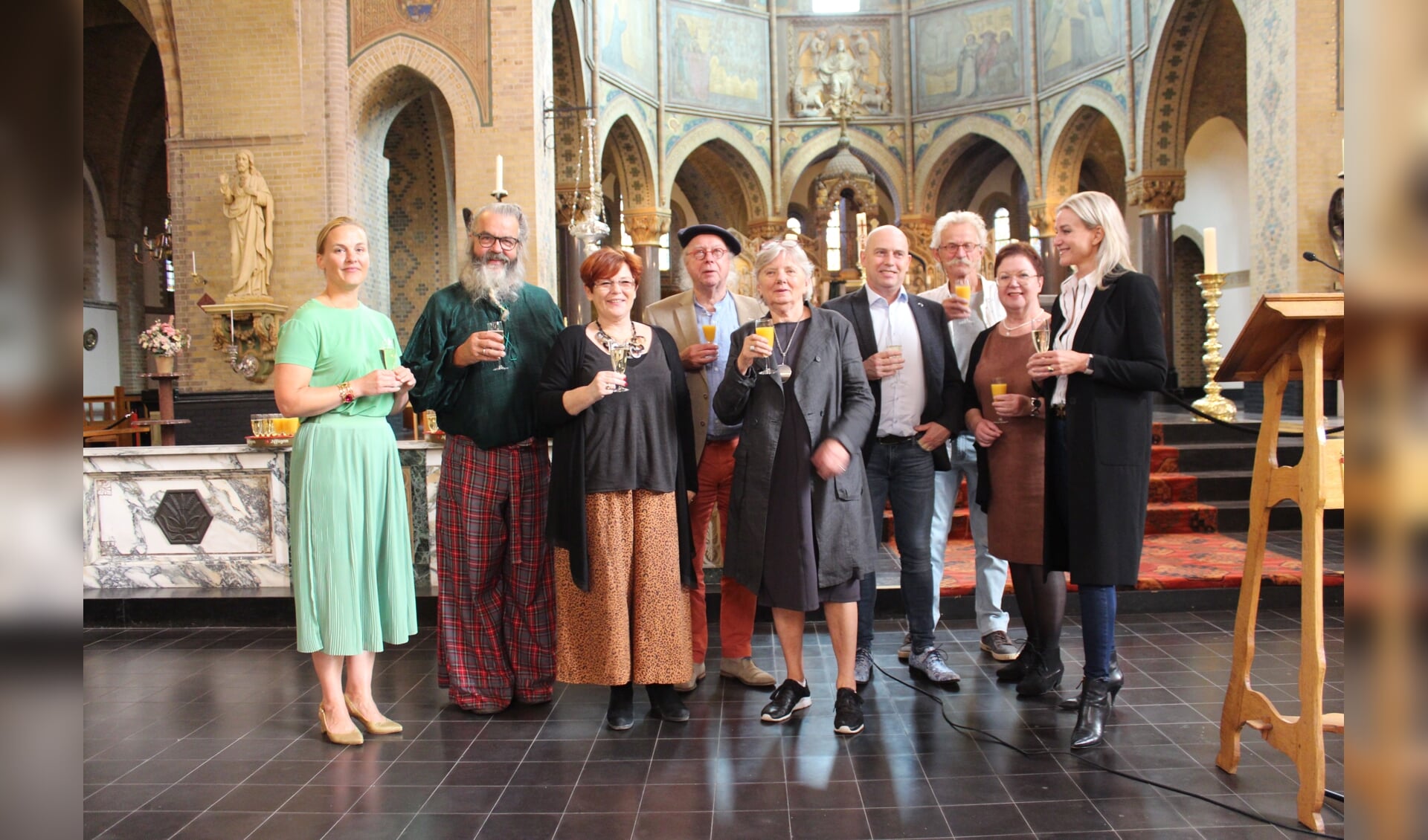 Wethouder Prent bij de kunstenaars die behoren tot de Kunstexpositie Gummaruskerk 2019. 