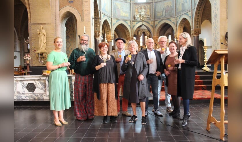 Wethouder Prent bij de kunstenaars die behoren tot de Kunstexpositie Gummaruskerk 2019.