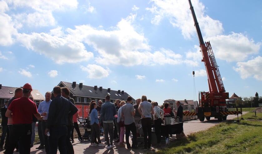 De nieuwe jonge bewoners staan in hun toekomstige straat.