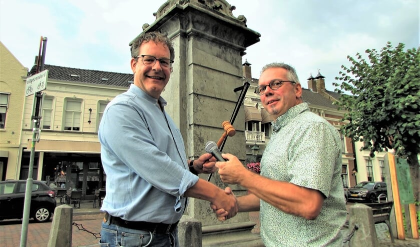 Aftredend voorzitter Peter v.d. List (links) draagt voorzittershamer over aan Edwin Hamelink.