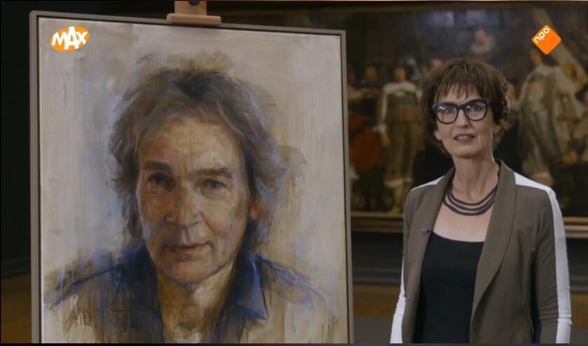 Kunstenares Mieke Roelen met haar portret.   