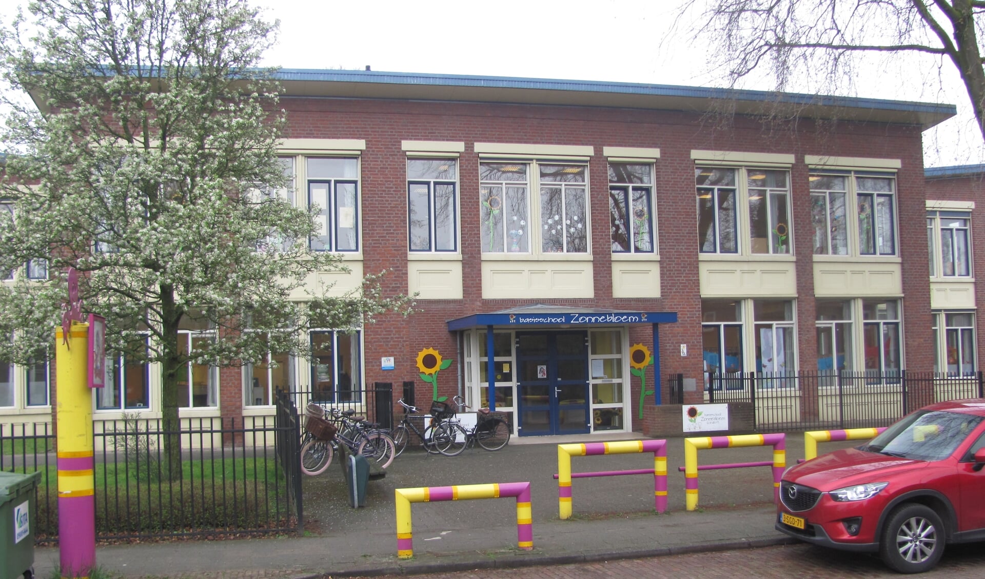 Het huidige gebouw van basisschool Zonnebloem aan de Burgemeester Manderslaan in Zundert. 