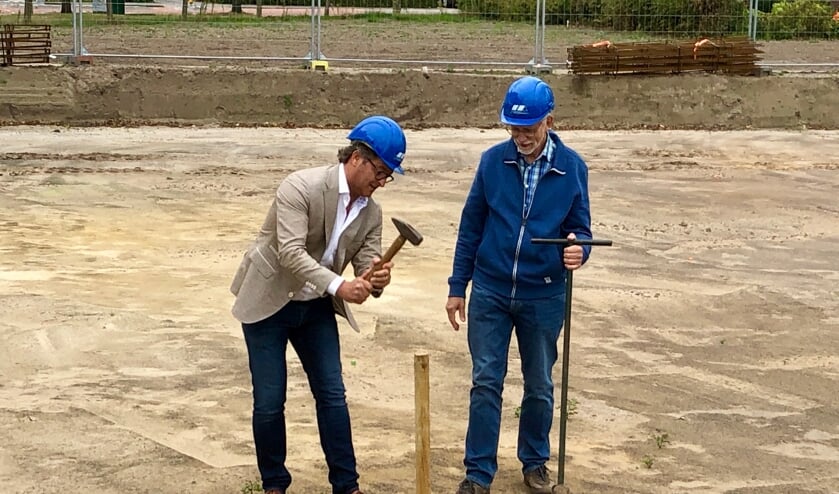 Wethouder Wierikx en initiatiefnemer Van der Leer slaan gezamenlijk de symbolische eerste paal.