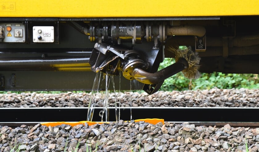 De lekkage aan de trein na de botsing met een graafmachine.