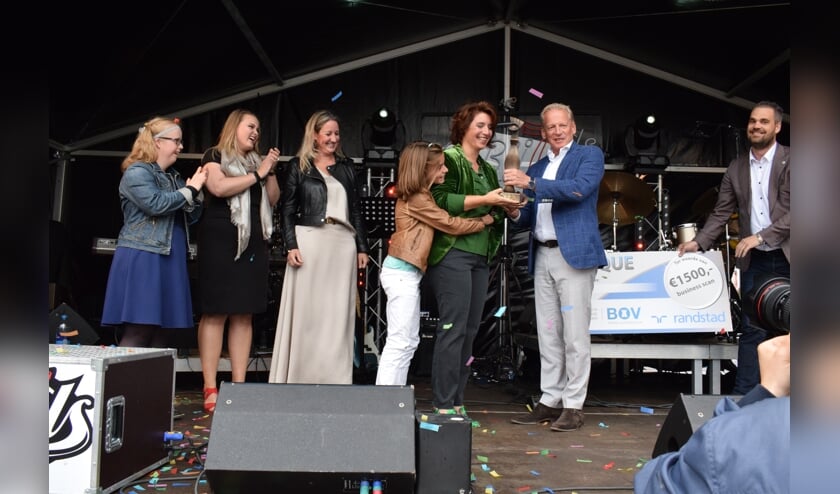Babice van de Ven en dochter Fien ontvangen de trofee uit handen van Edgar Nelemans.