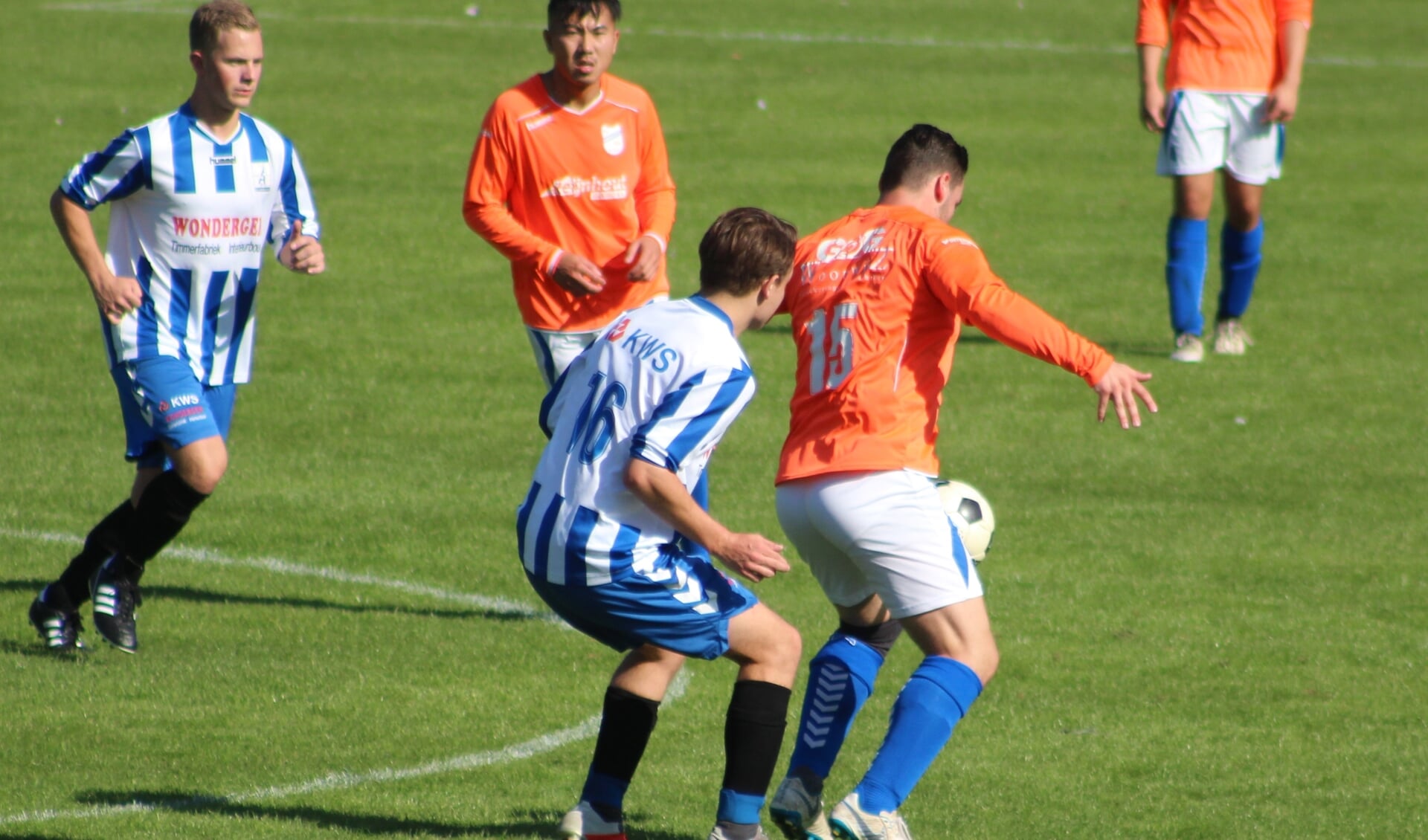 Ramon Gijzel (Hansweertse Boys) aan de bal in duel met Mitchel Meijer (Apollo'69). 