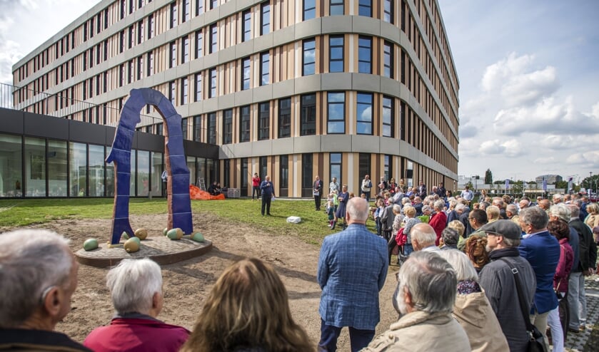 De onthulling van het kunstwerk van kunstenaar Michel Kuipers door voorzitter Raad van Bestuur Olof Suttorp en wethouder Marianne de Bie
