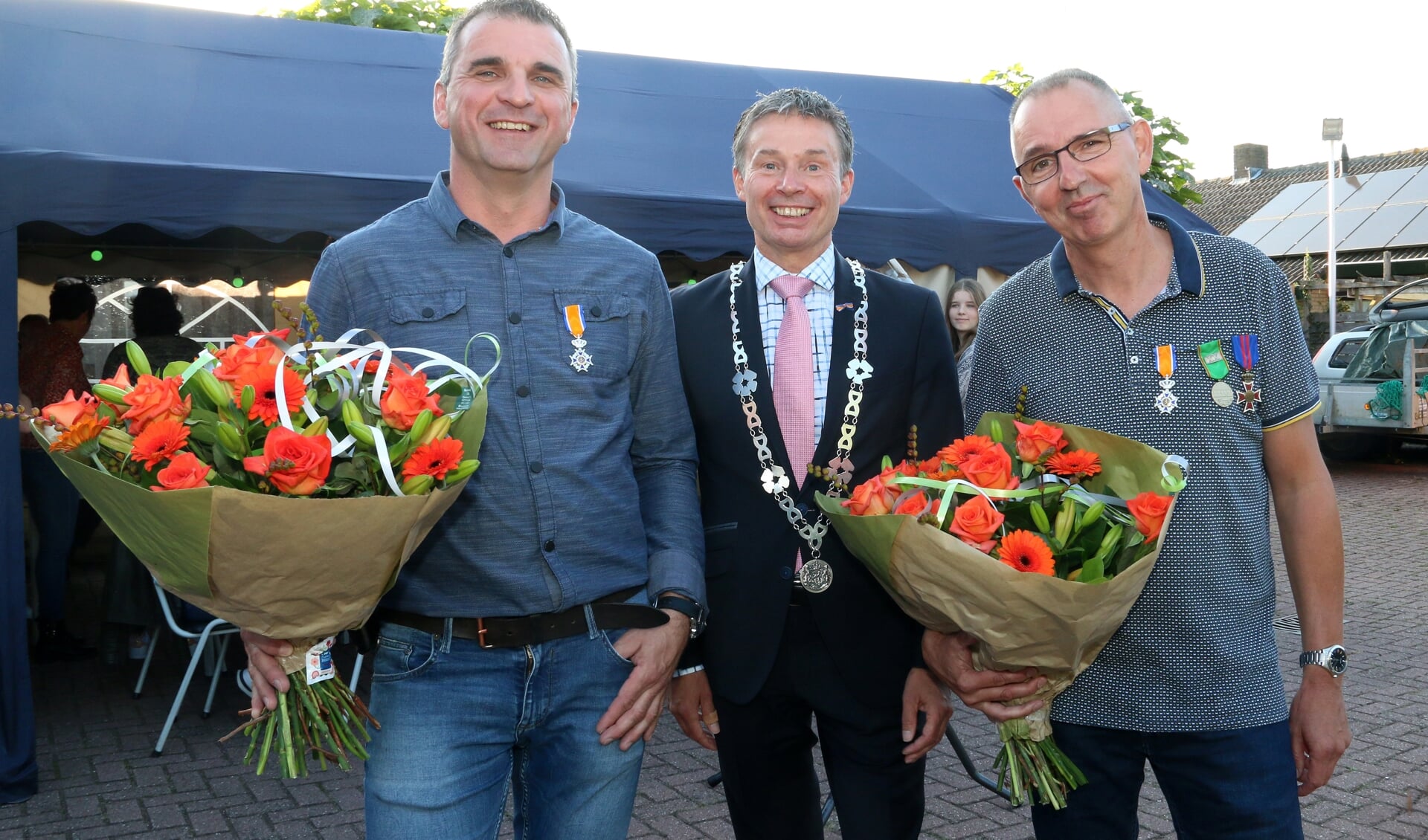 Evert de Gendt, burgemeester Hieltjes en Rini Willemse. 