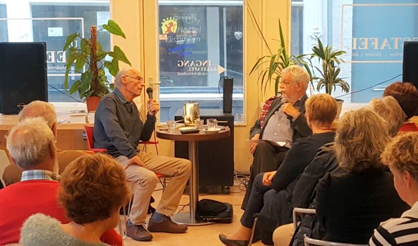 Rinus Spruit presenteert nieuwe boek tijdens wandeling