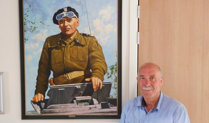 Frans naast een portret van Stanislaw Maczek FOTO JOYCE VAN ZIJL