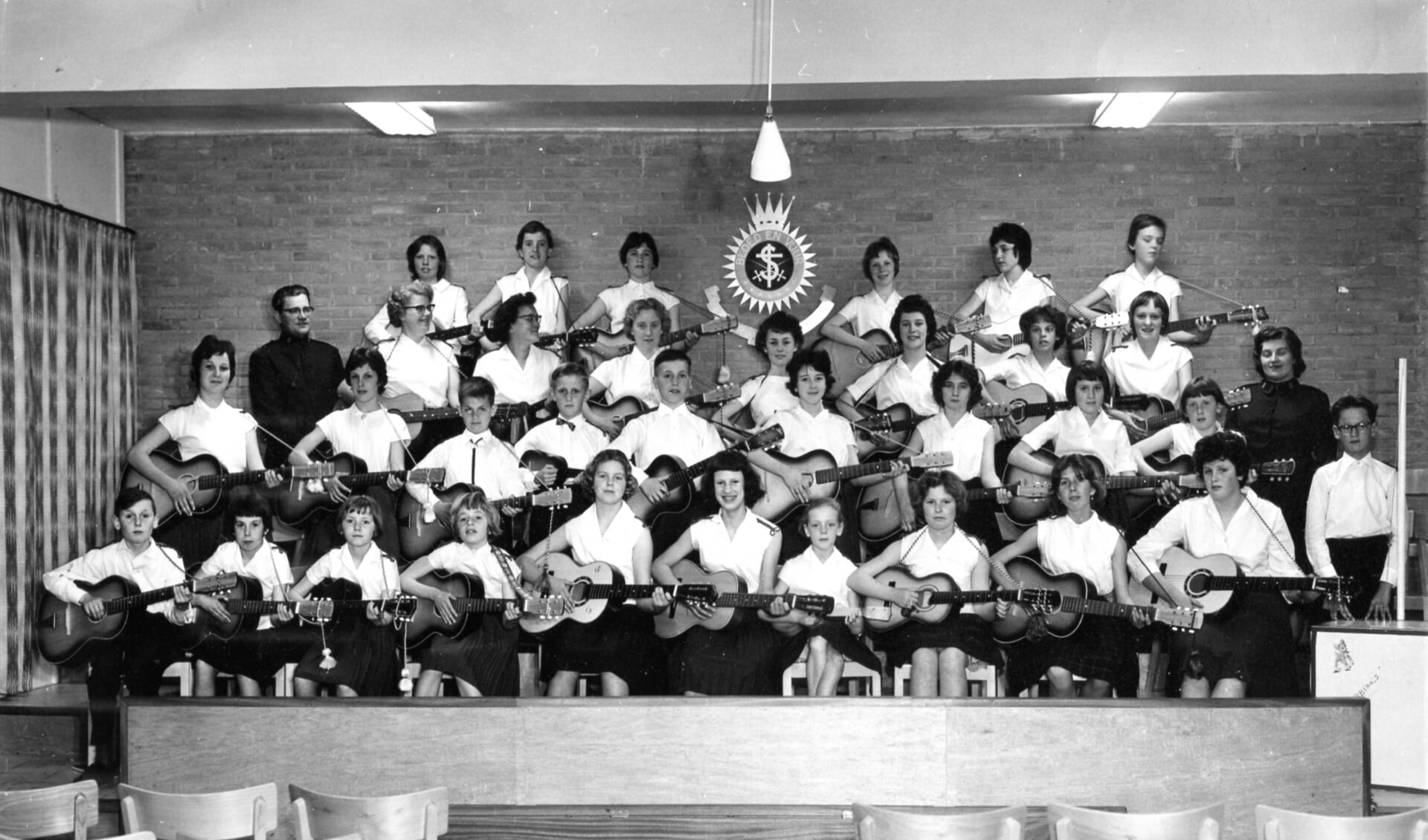 Een foto uit 1961 van de gitaarband van het Leger des Heils in Vlissingen.