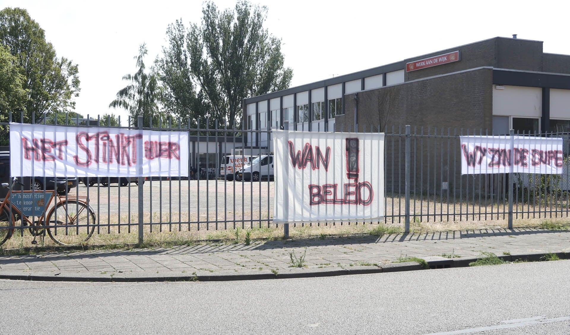 De spandoeken op de locatie van Werk aan de Wijk aan de Meerhoutstraat. 