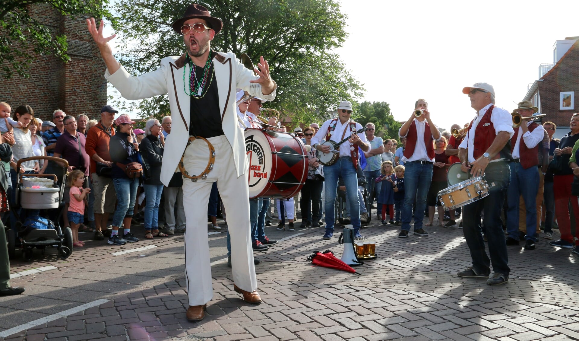 Bij Jazz by the Sea komen bezoekers op straat muzikanten tegen.