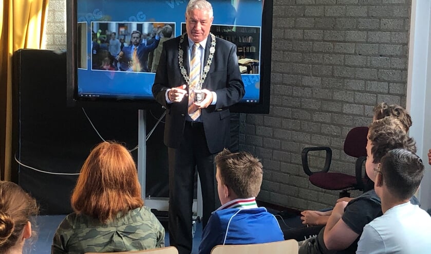 Burgemeester Niederer op BS De Stappen