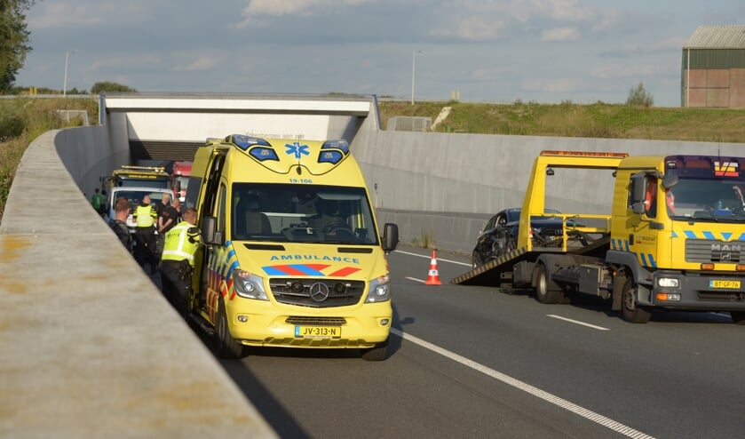 Een berger kwam ter plekke om de beschadigde voertuigen weg te takelen.