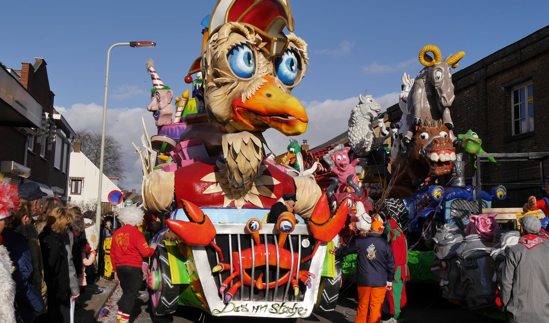 Carnavalswagen in de Puitelaandse optocht. 