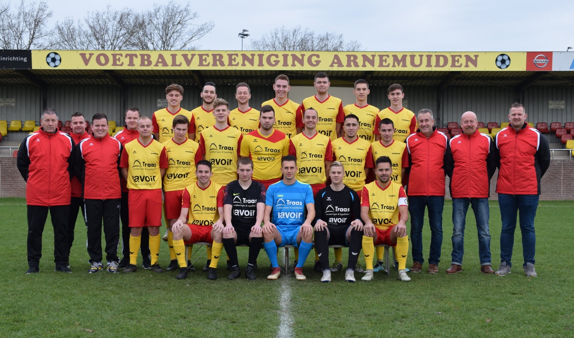 Het eerste elftal van VV Arnemuiden. De club doet dit jaar voor iedereen wel iets speciaals. FOTO VV ARNEMUIDEN 