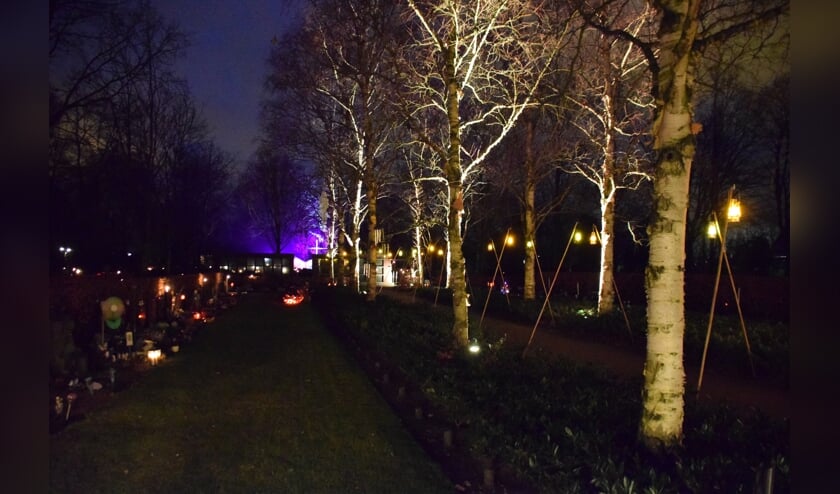 Sfeer en saamhorigheid op begraafplaats tijdens Lichtjesavond. FOTO STELLA MARIJNISSEN