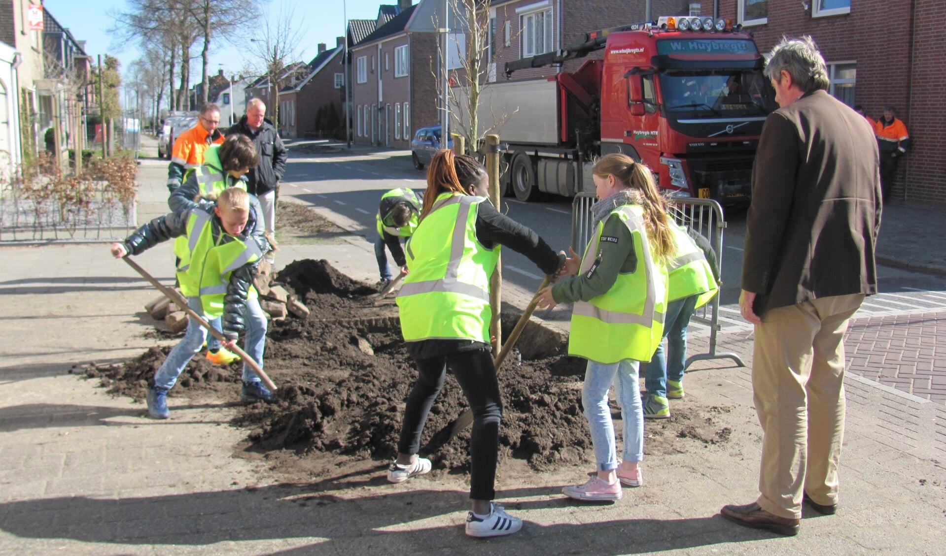 De Boomfeestdag wordt ook in de gemeente Zundert al jaren gehouden. In 2017 plantten kinderen, onder toeziend oog van de toenmalige wethouder Piet Utens, bomen in Achtmaal. 