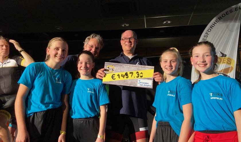 Kinderarts Jaap Kooijman toont vol trots de net uitgereikte cheque.
