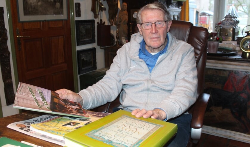 Eugène Jansen met zijn boek over de Kabeljauwpolder.