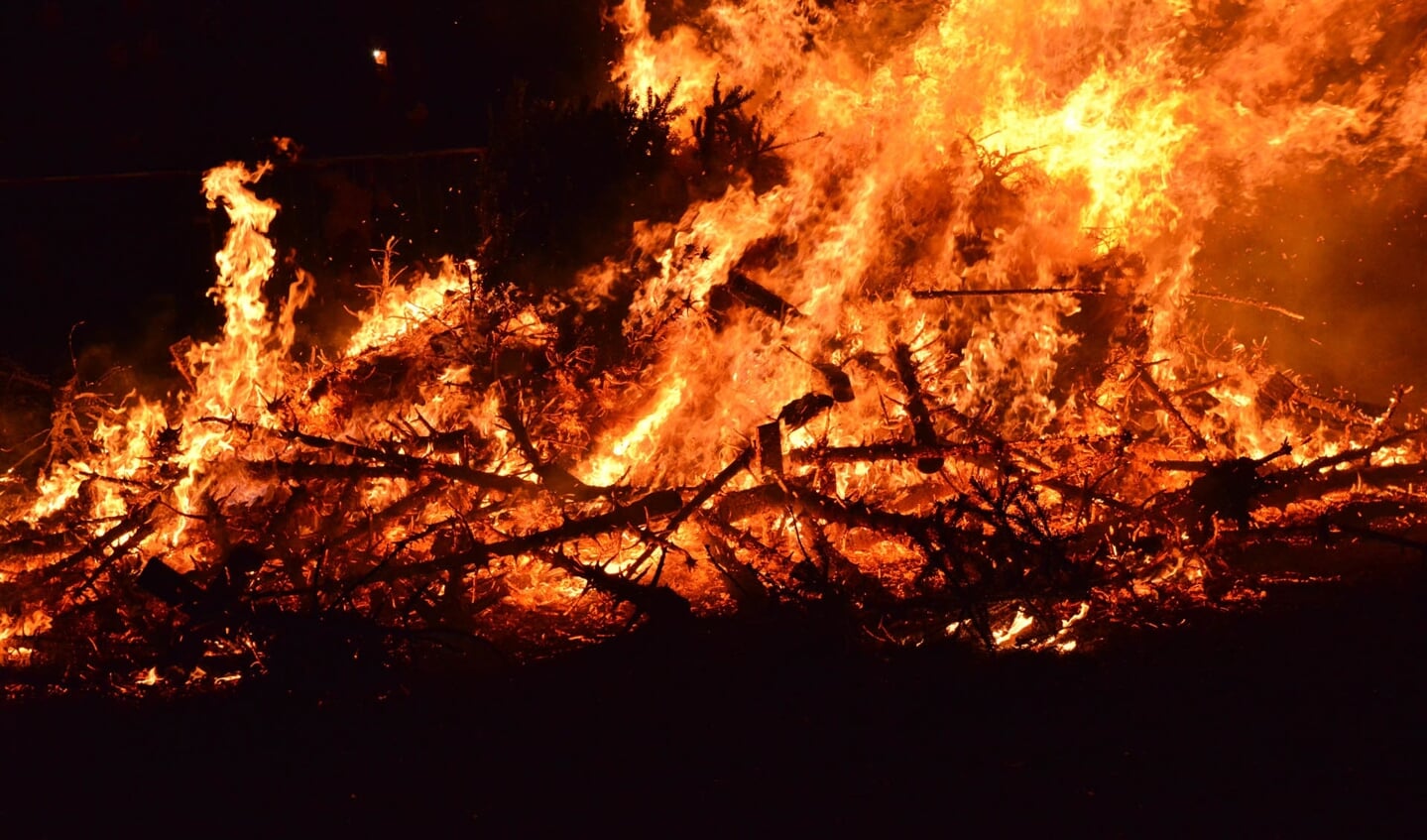 Om 18.30 uur werden de bomen in brand gestoken. 