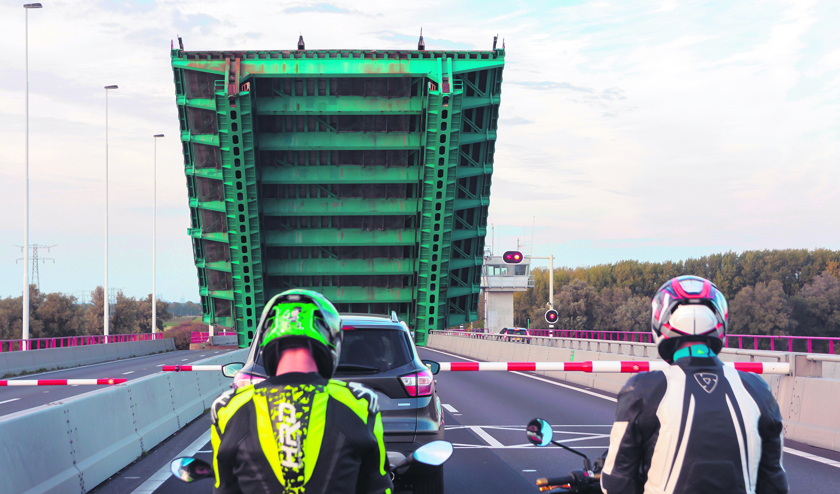 De opening van Haringvlietbrug zorgt voor lange files. FOTO ANDREW BALCOMBE