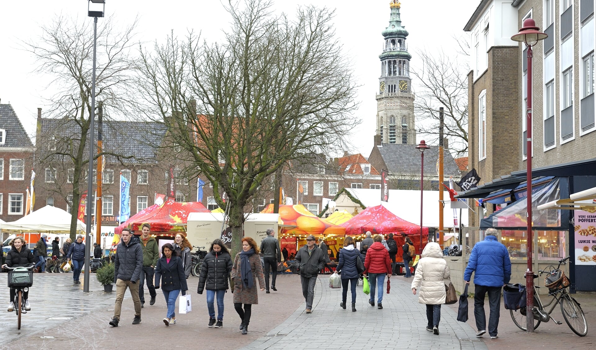 De binnenstad van Middelburg op een marktdag. FOTO ANNET EEKMAN 