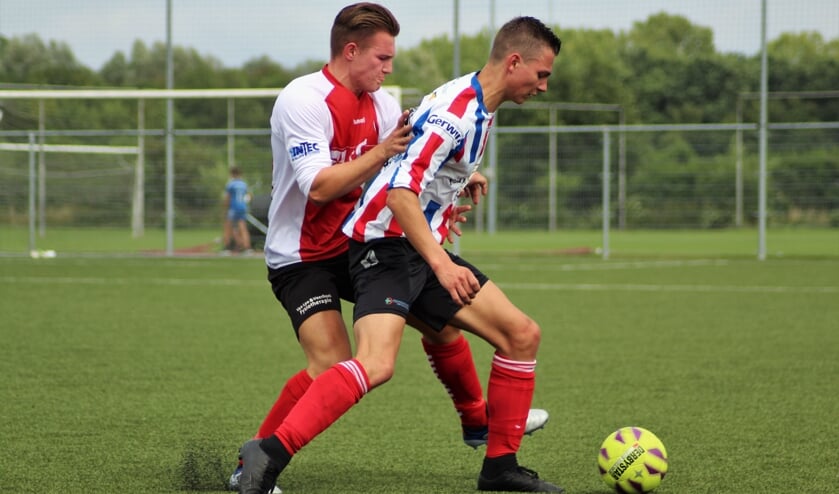 Pierre Borgo (Kra) in duel met Cas de Waard (Kap).