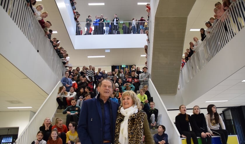 Peter van Heusden en echtgenote worden door burgpiepers toegezongen. FOTO STELLA MARIJNISSEN