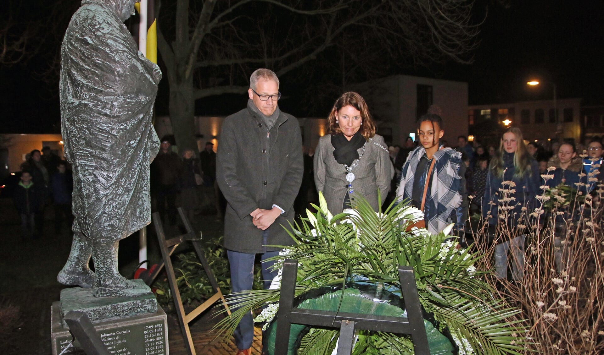 Burgemeester José van Egmond en haar echtgenoot bij de herdenking in 2019.