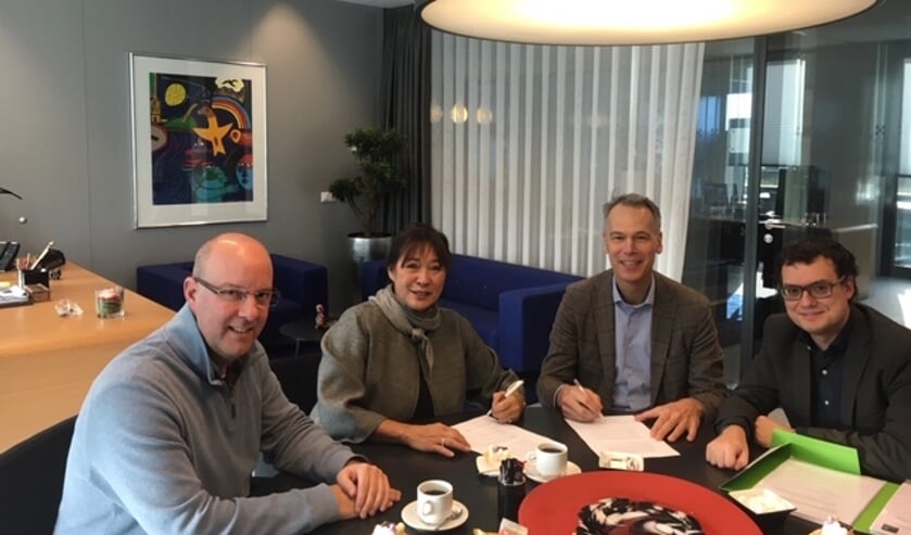 Van links naar rechts wethouder René Lazeroms, burgemeester Marjolein van der Meer Mohr, Bart de Kok (De Kok Bouwgroep) en Dees Melsen (beleidsmedewerker ruimtelijke ontwikkeling).