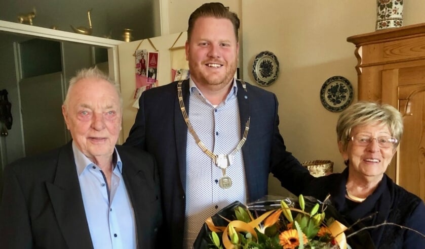 Loco-burgemeester Thomas Melisse feliciteert namens de gemeente het echtpaar van Merode. FOTO JOHAN WAGENMAKERS