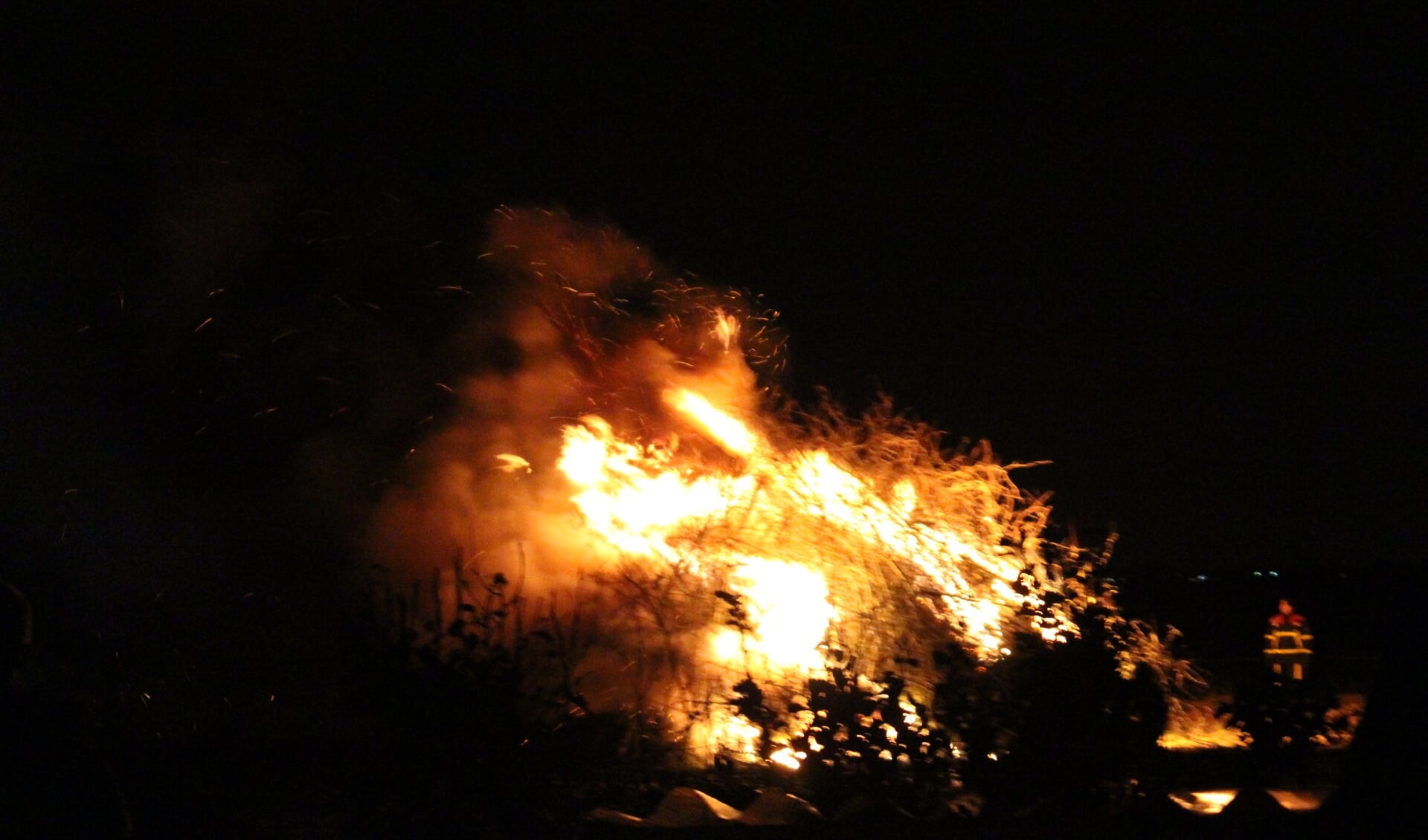 De kerstboomverbranding met veel houtstook en -rook bleef uit bij Brandweer Kruisland begin 2020 om diverse redenen. 