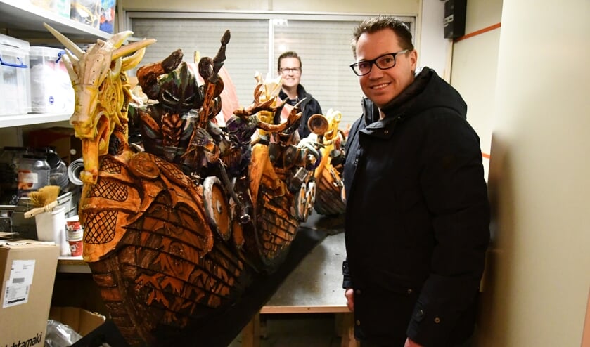 Achter de maquette staat ontwerper Erwin Braspenning. Op de voorgrond poseert zijn broer Rob, voorzitter van buurtschap Tiggelaar.