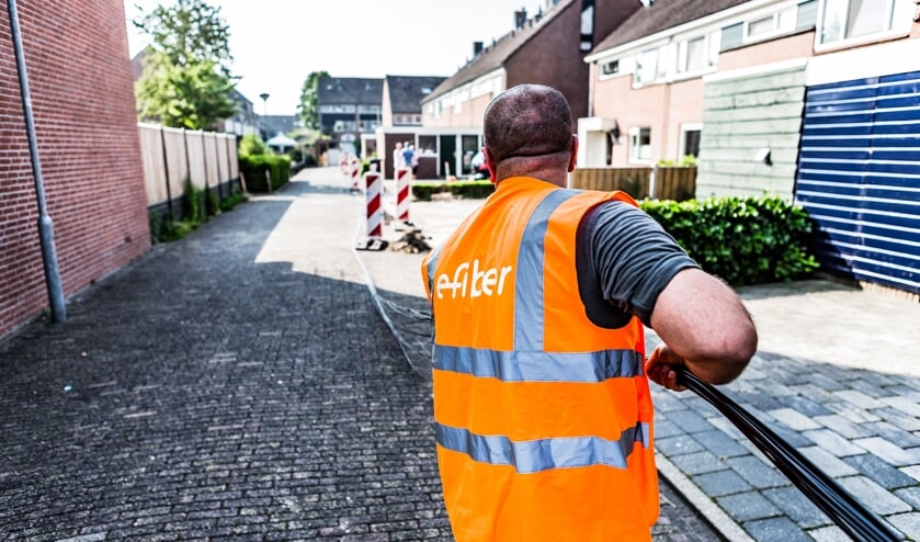 Medewerkers van E-fiber leggen glasvezel aan. FOTO EBBES FOTOGRAFIE