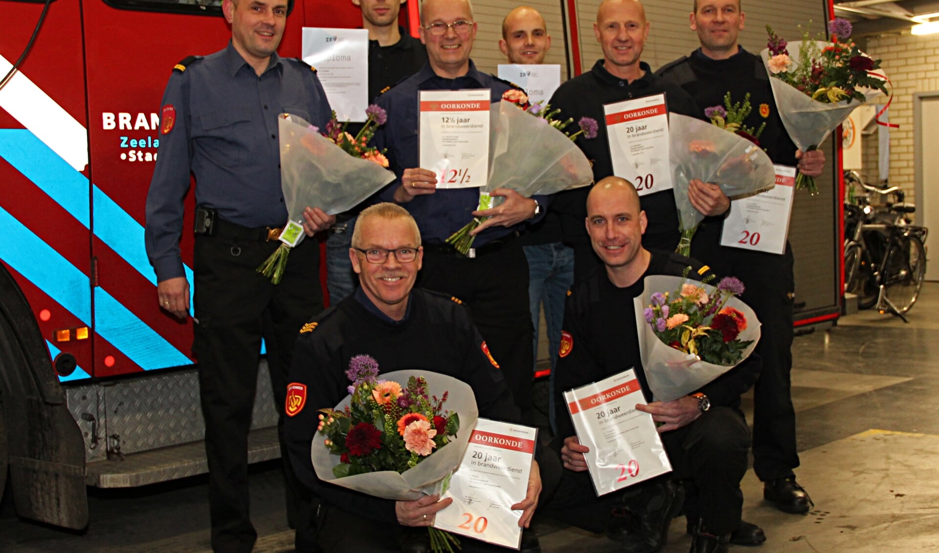 Laurens van de Gruiter kreeg een oorkonde voor 12,5 jaar brandweerdienst, Sjaak Marijs, Leo Minheere, Jan de Ridder en Jaco Tramper kregen hem voor 20 jaar brandweerdienst.