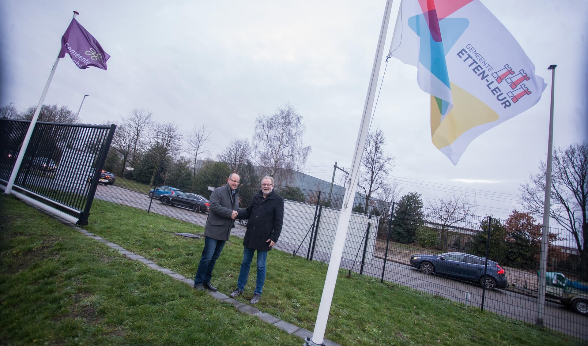 het symbolische moment voor de samenwerking tussen Etten-Leur en Rucphen bij de milieustraat.