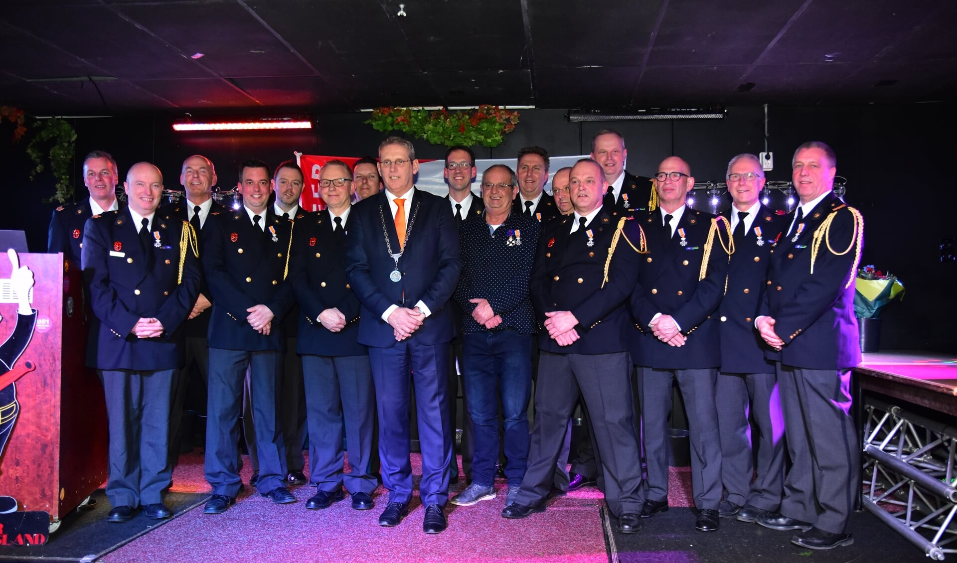 Alle gedecoreerde brandweervrijwilligers in gezelschap van Burgemeester Van den Belt.