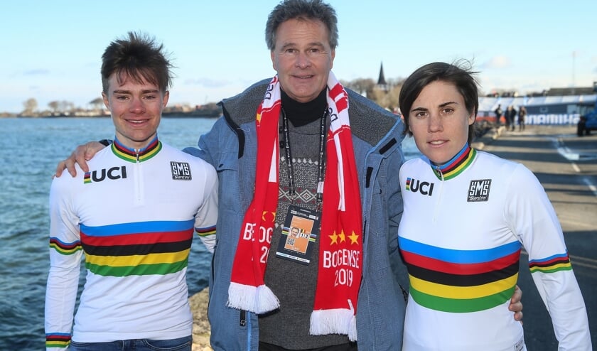 Dirk Theuns met rechts Sanne Cant en links Ben Tulett, beiden lid van het IKO-team. FOTO PETER DECONINCK