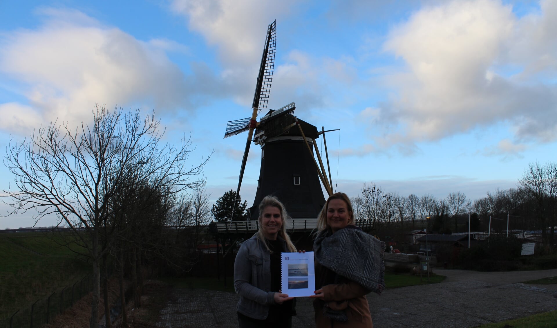 Annelies van Loenhout met wethouder Esther Prent voor de molen voor de ontwikkeling van Stellebos en Sunclass.