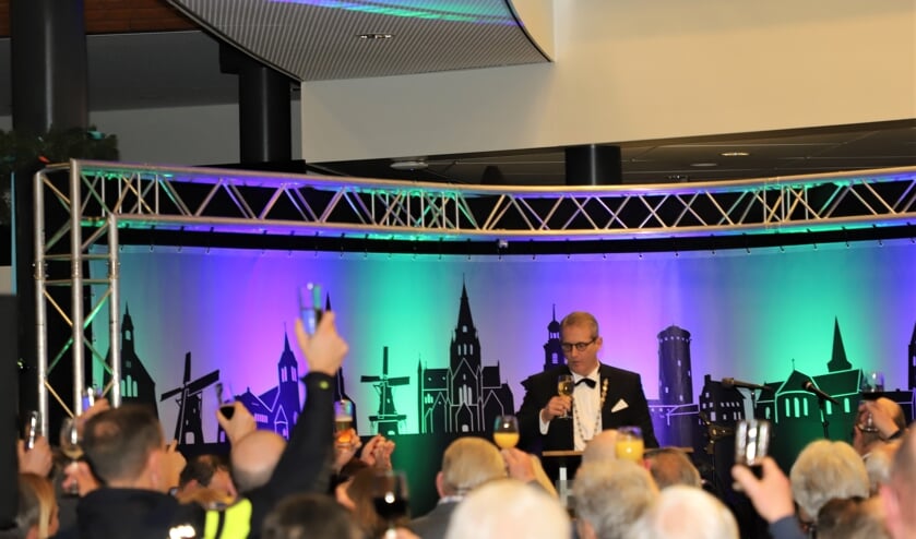 Burgemeester Ruud van den Belt brengt een toast uit op het nieuwe jaar.