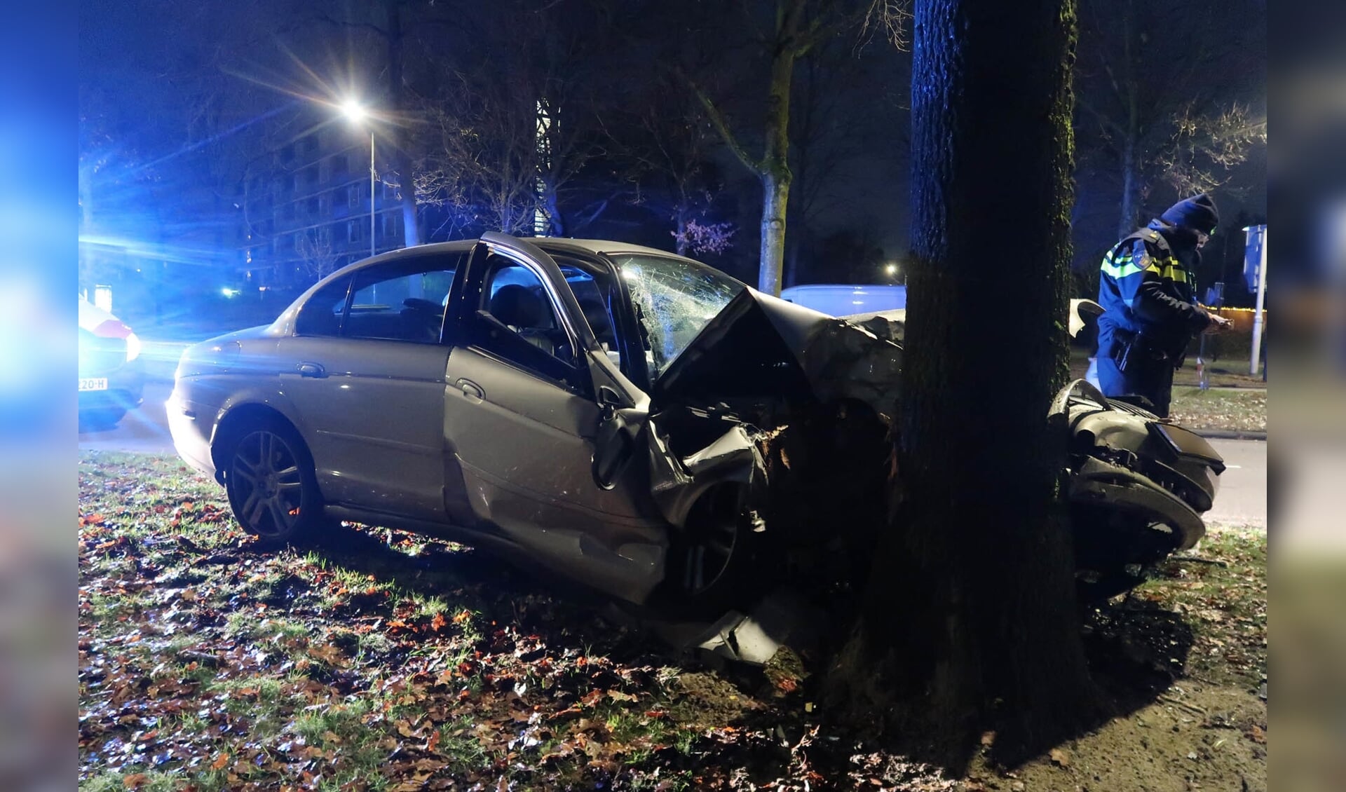 Een auto raakte van de weg op de Willem van Oranjelaan en kwam tot stilstand gekomen tegen een boom. 