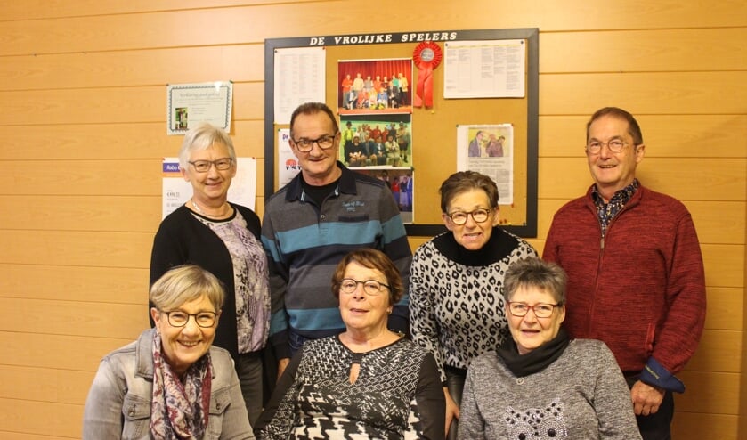 Regisseuse Ineke Lindeman met zes Vrolijke Spelers in hun oefenruimte.