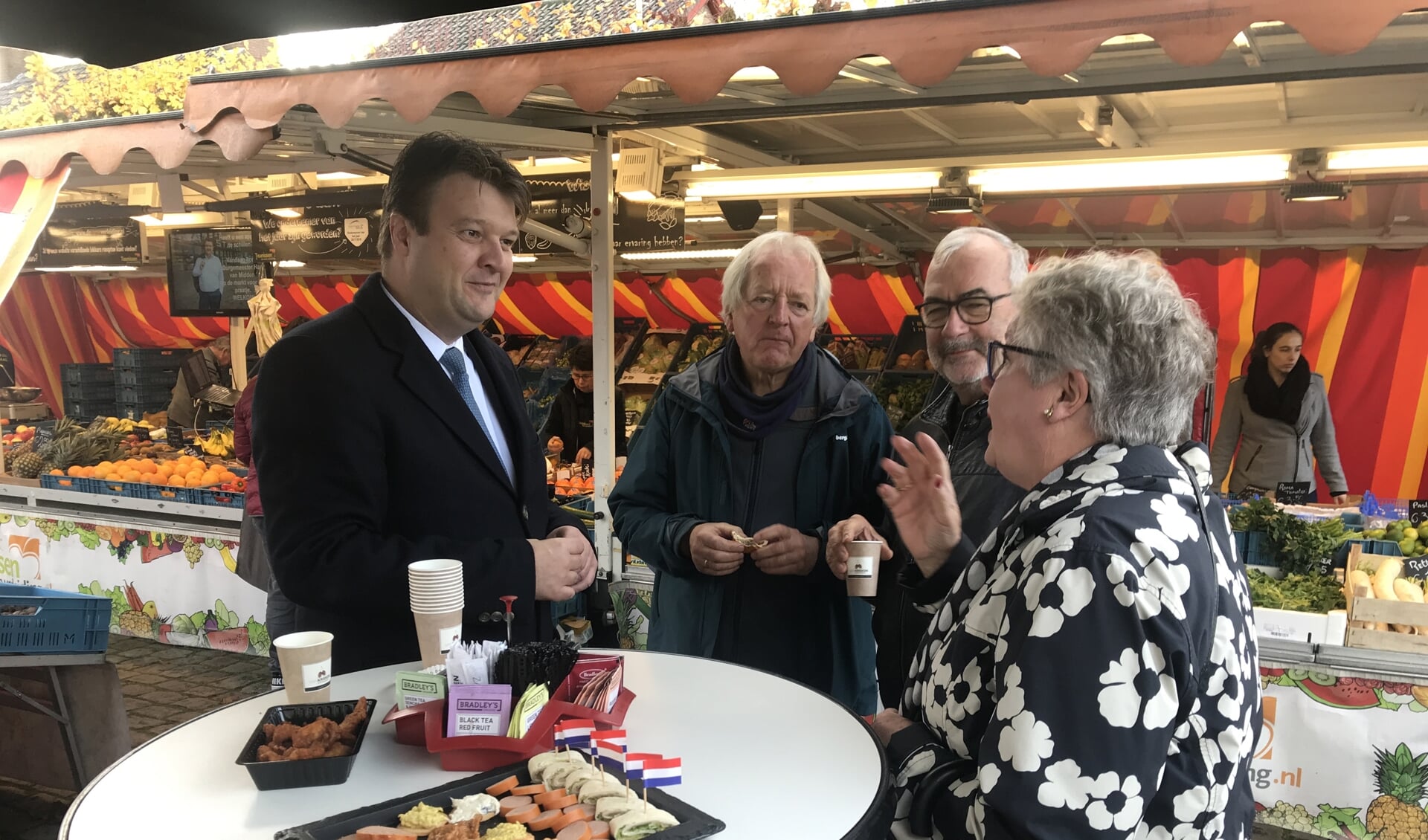 Onlangs bracht de burgemeester nog een bezoek aan de weekmarkt in Wouw