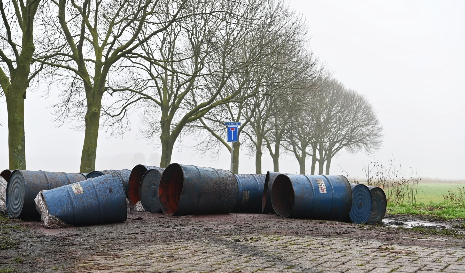 Bij de dumpingen, zoals hier aan de Halseweg in Prinsenbeek, was sprake van blauwe vaten.